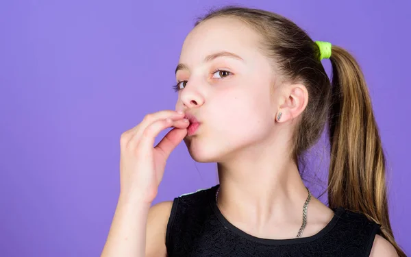 Zelfverzekerd meisje met een perfect gebaar. Als een chef-kok. Uitstekend. klein meisje Houd vingers op de mond. ziet er perfect uit. mode haar. kinderverzorging. natuurlijke schoonheid. Kinder dagen. past perfect — Stockfoto