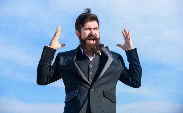 Brutal hipster caucásico con bigote. Hipster maduro con barba. Éxito futuro. Un negocio ágil. Un hombre de negocios seguro. la creación de empresas. moda formal. Hombre barbudo. Empresario contra el cielo —  Fotos de Stock