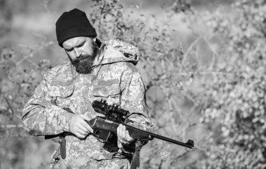 Sakallı adam avcısı. Askeri üniforma. Ordu Kuvvetleri. Kamuflaj. Avcılık beceri ve silah donanımları. Nasıl av hobi içine bırakılır. İnsan avcısı tüfek tabanca ile. Boot camp. Adam av doğa ortam