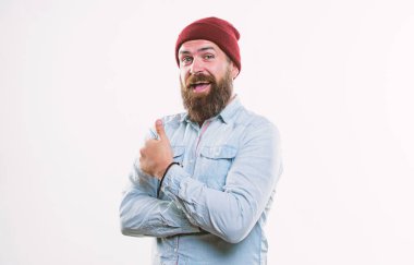 Sakallı adam güvenle beyaz arka plan üzerinde poz. Hipster sakallı adam giyim parlak şapka aksesuarı. Berber kavramı. Bıyık acımasız erkeksi görünümü ile sakallı adam. Hipster stil ve moda