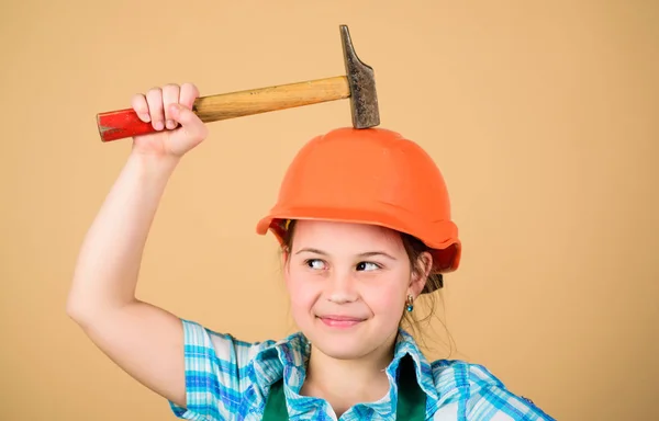 Menina de capacete com martelo. Uma criança trabalhadora de chapéu duro. menina pequena reparando na oficina. Especialista em segurança. Profissão futura. Dia do trabalho. 1 de Maio. Inspector capataz. Reparação. Mestre de reparação — Fotografia de Stock