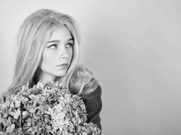 Bahar bloom. Basit güzellik. Kız tatlı bir sarışın ortanca çiçek buketi sarıl. Doğal güzellik kavramı. Cilt bakım ve güzellik tedavi. Yumuşak narin çiçek. Saf güzellik. Genç cilt hassasiyet