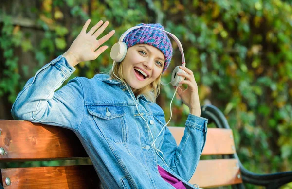 Hipster kvinna i hörlurar. lyssna på musik i parken. modern teknik istället för att läsa. koppla av i parken. hipster flicka med MP3-spelare. ljud boken. hipster-stil och musik. lycklig hipster flicka — Stockfoto