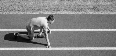 Yeni yaşam tarzı alışkanlık başlangıcı. Runner gitmeye hazır. Atlet runner Stadı'nda yarış hazır olun. Nasıl yayınlanmaya başlaması. İpuçları yeni başlayanlar için çalışıyor. Adam atlet standı düşük başlangıç konumu Stadyumu yola