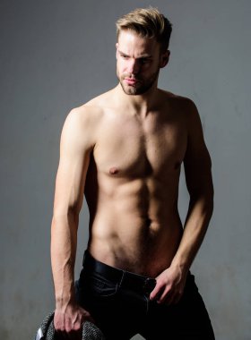 Asla pes etme ve devam et. Spor egzersiz sonra kas eğitmen. Altı paket seksi adam çıplak gövde ile. Seksi kaslı maço. Fitness diyeti. Arzu ve günaha. Erkek moda ve güzellik