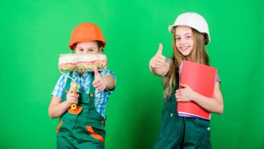 Çocuk kızları renovasyon planlıyor. İnisiyatif çocukların Oda yeşil arka plan yenileme sağlar. Amatör yenileme. Yeni oyun odasını hayal etmek. Ev geliştirme faaliyetleri. Geleceğin mesleği