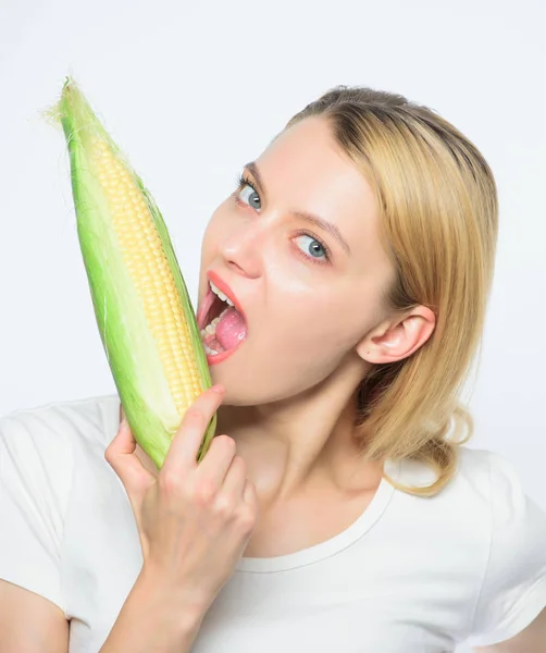 Agricultura y cultivo. Mujer feliz comiendo maíz. cosecha de vegetales. cultivo de maíz. vitaminas y alimentos dietéticos. Agropecuaria, campesina con maíz. dientes sanos. hambre. directamente de la granja —  Fotos de Stock