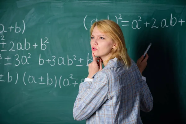 Perdido en pensamientos. Estudio y educación. Escuela moderna. Día del conocimiento. mujer en el aula. De vuelta a la escuela. Día del maestro. profesor en la escuela lección en pizarra. En la escuela. Enseñanza en casa. mujer pensativa — Foto de Stock