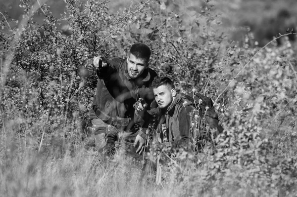 Δυνάμεις του στρατού. Καμουφλάζ. Ο άνθρωπος κυνηγοί με τουφέκι όπλο. Το boot camp. Η φιλία των ανδρών κυνηγών. Στρατιωτική στολή μόδας. Κυνήγι ικανότητες και τον εξοπλισμό του όπλου. Πώς να ενεργοποιήσω κυνήγι σε χόμπι. νέα εμπειρία — Φωτογραφία Αρχείου