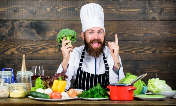 Elinde sağlık var. Mutfak mutfağı. Vitamini. Diyet organik gıda. Mutlu sakallı adam. Şef tarifi. Sağlıklı yemek pişirme. Sakalı olgun hipster. Taze sebzeler ile vejetaryen salata — Stok fotoğraf