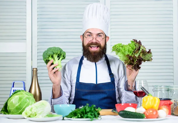 Ich wähle nur gesunde Zutaten. Mann Kochmütze und Schürze halten Brokkoli. Bio-Gemüse. Konzept für gesunde Ernährung. bärtiger Profikoch, der gesunde Lebensmittel zubereitet. gesunde vegetarische Rezepte — Stockfoto