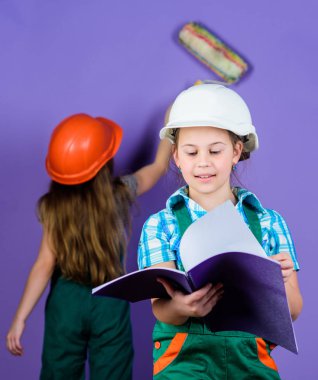 Foreman müfettişi. Onarım. Mühendislik fikri. Geleceğin kariyeri. Tablet ve silindir ile kask küçük çocuklar. İş günü. 1 Mayıs. küçük kızlar atölye birlikte tamir. Tamir benim iyi yaptığım şey.