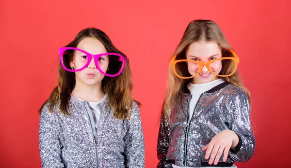 Fiesta de cumpleaños. Feliz infancia. Niños alegres sinceros comparten la felicidad y el amor. Alegre y alegre. Concepto de hermandad. Hermanos de relaciones amistosas. Chicas divertidas gafas grandes sonrisa alegre —  Fotos de Stock