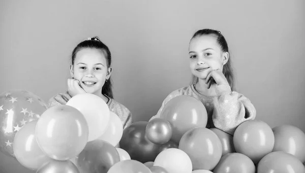 Las hermanas organizan una fiesta en casa. Tener un concepto divertido. Fiesta temática en globo. Chicas mejores amigas cerca de globos aéreos. Empieza esta fiesta. Fiesta de cumpleaños. Felicidad y momentos alegres. Niñez despreocupada —  Fotos de Stock