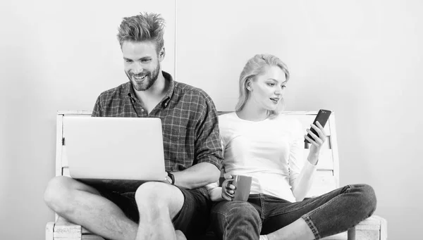 Oportunidade de chamada de vídeo. Homem menina laptop e smartphone. Comunicação sem barreiras. Mantenha contato em todos os lugares internet móvel tecnologia moderna videoconferência. Mantenha contato com a chamada de vídeo familiar — Fotografia de Stock