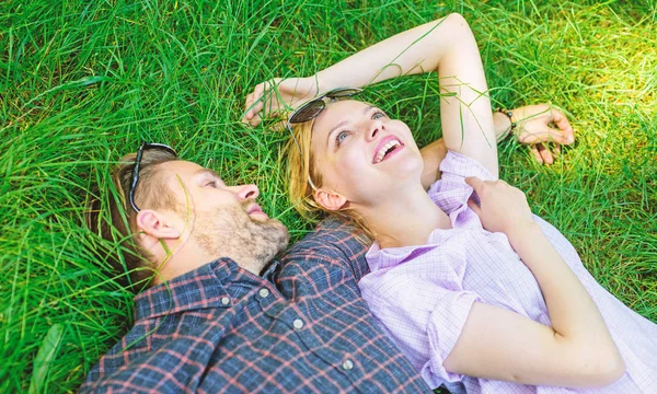 Couple en amour détente reposaient à la prairie. La nature les remplit de fraîcheur et de paix. L'homme non rasé et la fille gisaient sur la prairie d'herbe. Guy et fille heureux insouciant profiter de la fraîcheur de l'herbe. Plus proche de la nature — Photo