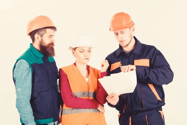 Constructores e ingenieros discutiendo, malentendidos. Equipo de arquitectos, ingenieros —  Fotos de Stock