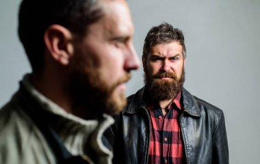 Yanında dur. Dostluk güven ve destek. Güvenilir ilişkiler. Arkanda biri var. Gerçek arkadaşının desteğini hisset. Adam sakallı adam arkadaş hipster arkasında durmak. Gerçek arkadaş her zaman yakın