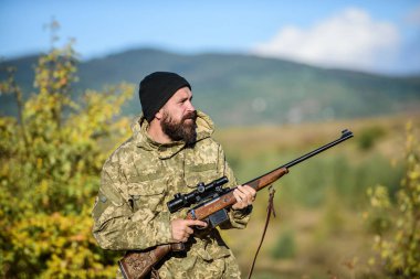 Sakallı avcı eğlence avcılık harcamak. Odak ve deneyimli avcı konsantrasyonu. Avcılık ve bindirme mevsimleri. Erkeksi hobi avcılık. Adam acımasız bekçi doğa arka plan. Avcı tüfek tutun