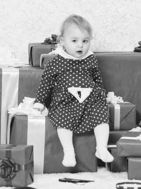 Çocuk için ilk hediyeler Noel. İlk Noel kutlaması. Bebek ilk Noel bir kez ömür boyu olay. Önce Bebek sevinci paylaşımı aile ile Noel. Küçük bebek kız oyun hediye kutuları yığını