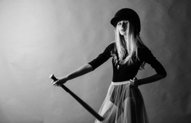 Başlıyor. Sonuç üzerinde duruldu. Kadın oyun beyzbol oyun keyfini çıkarın. Kız ihale sarışın kask tutun beyzbol sopası kırmızı arka plan giymek. Kadın beyzbol sporu. Beyzbol kadın oyuncu kavramı. Ama aptly nazik