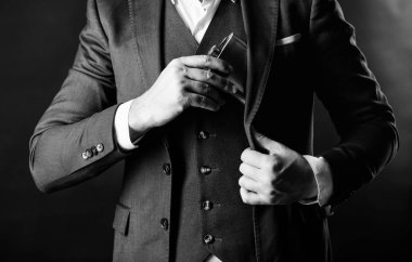 Brandy içeceği. Adam alkol içiyor. Erkek, brendi şişesini cebine koydu. Bekar ve bekar. Erkek olanın kötü bir bağımlılığı var, brendi. Takım elbiseli iş adamı. Brendi sever. Cesur olmak için alkole ihtiyacım var.