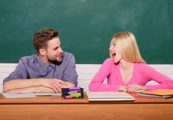 Par man och kvinna i klass rummet. Modern skola. Kunskaps dag. Hem skolgång. Tillbaka till skolan. Student livet. Lektion och svart tavla. Lärardagen. Lyckliga paret. Känna sig lycklig och avslappnad — Stockfoto