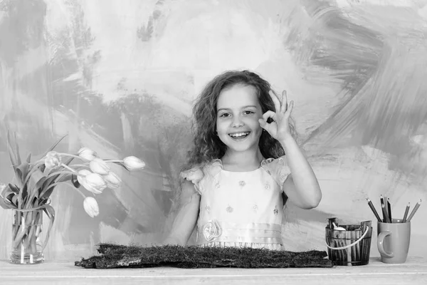 Glad tjej målare med penna, tulpan blommor visar ok gest — Stockfoto