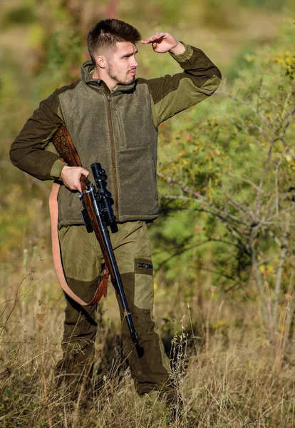男残忍な毛 gamekeeper 自然の背景。狩猟許可。ひげを生やしたまじめなハンターは余暇狩りを過ごす。ハンターホールドライフル。狩猟は残忍な男性の趣味です。狩猟と捕獲の季節 — ストック写真