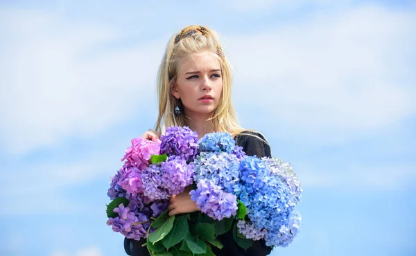 Menina tenra loira segurar hortênsia buquê. Cuidados da pele e tratamento de beleza. Floresce na primavera. Flores doces para mulher delicada. Beleza pura. Ternura de pele jovem. Beleza de estação de primavera — Fotografia de Stock