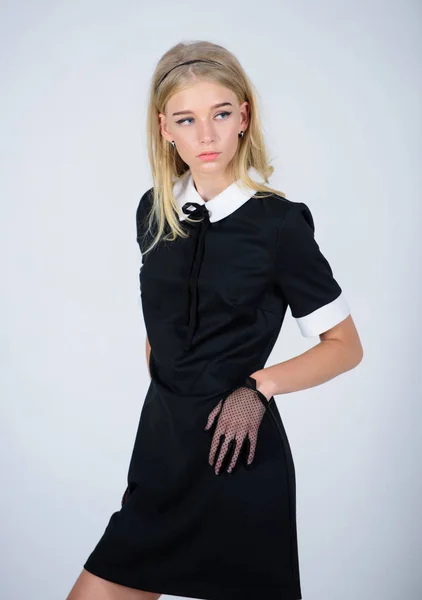 Élégance dans la simplicité. Uniforme à la mode. Style vintage et rétro. Concept de mode vintage. Fille blonde porter élégante robe noire. Uniforme formel école d'élite collège ou femme de ménage. Modèle vintage — Photo