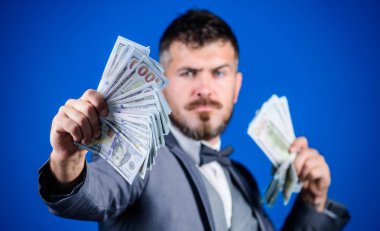 Ödüllendirici bir iş var. Kendi işiyle para kazanmak. Sakallı adam nakit para tutuyor. Para paketi ile Döviz Broker. Zengin işadamı bize dolar banknotları. İş başlangıç kredisi