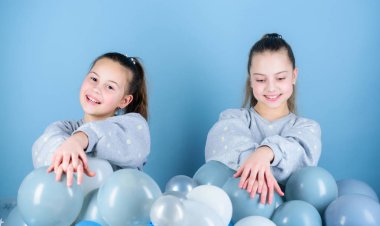 Eğlenceli bir kavram var. Balon teması partisi. Hava balonları yakın kızlar arkadaşlar. Partiye başla. Doğum günü partisi. Uluslararası Çocuk günü. Carefree çocukluk. Kardeşler ev partisi düzenler. Tebrik konsepti