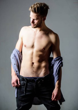 Spor yaşam yoludur. Fitness diyeti. Arzu ve günaha. Seksi kaslı maço. Altı paket seksi adam çıplak gövde ile. Erkek moda ve güzellik. Atlet adam, saç bakımı. Spordan sonra kas eğitmen