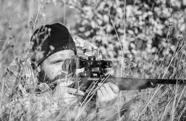 Hombre cazador con rifle. Campamento de entrenamiento. Cazador de barbudos. Fuerzas del ejército. Camuflaje. Moda uniforme militar. Habilidades de caza y equipo de armas. Cómo convertir la caza en hobby. ocultándose — Foto de Stock