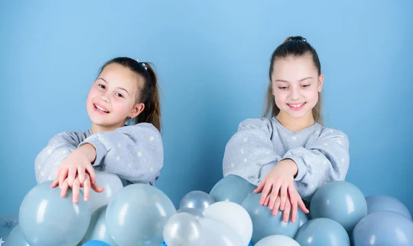 Avoir un concept amusant. Fête à thème ballon. Des amies près des ballons à air. Commencez la fête. Fête d'anniversaire. Journée internationale de l'enfance. Enfance insouciante. Les sœurs organisent une fête à domicile. Concept de salutation — Photo