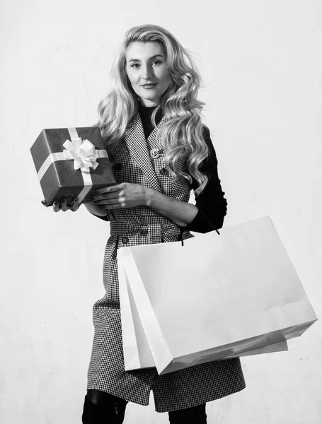 Doğum günü kızı. Satın alma ile memnun. Alışveriş konsepti. Kadın alışveriş çantası ve hediye kutusu tutun. Moda butik. Alışveriş indirimi özel teklif. Alışveriş her zaman iyi bir fikirdir. Kız tatil için hediye satın