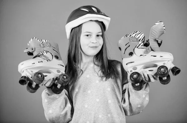 Ocio activo y estilo de vida. Patinaje sobre ruedas adolescente hobby. Jovencita alegre patinando. Deportiva adolescente. Chica linda adolescente usan casco y patines sobre fondo violeta. Adelante a las aventuras —  Fotos de Stock