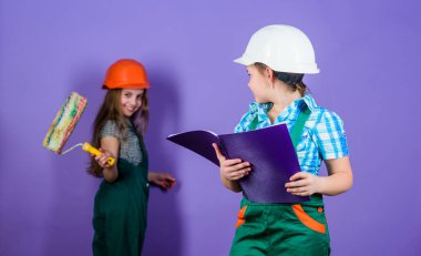 Mühendislik fikri. Geleceğin kariyeri. İş günü. 1 Mayıs. Tablet ve silindir ile kask küçük çocuklar. Foreman müfettişi. Onarım. küçük kızlar atölye birlikte tamir. Yardıma ihtiyacım var. Bana yardım edebilir misin