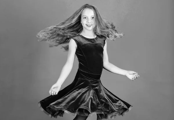 Flicka barn bära lila sammetsklänning. Unge moderiktiga klänning ser bedårande. Ballroom dancewear fashion-konceptet. Kid dansare nöjd med konsert outfit. Kläder för ballroom dance. Ballroom mode — Stockfoto