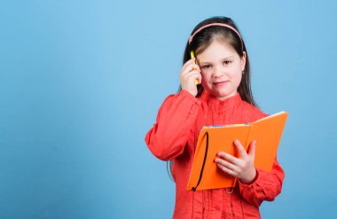 Kompozisyon yazın. Edebiyat Kulübü. Kişisel günlük. Çalışma ve öğrenme. Şiir yazarı. Kız kitap ve kalem mavi arka plan tutun. Çocuk kitabı yazıyor. Kitap konsepti. Kalkınma eğitimi. Ödev egzersiz