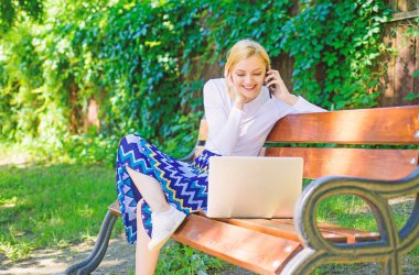 Kız sit tezgah notebook arama telefon ile. Online alışveriş ile zaman kazanmak. Online alışveriş. Park içinde kadın laptop yeşil doğanın ve temiz havanın tadını çıkarın. Kız rüya gibi online alışveriş yararlanır