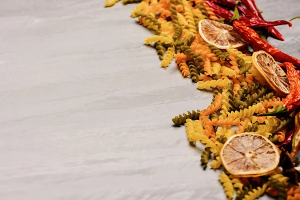 Lezzetli renkli İtalyan makarna ve malzemelerin dokulu arka plan üzerine — Stok fotoğraf