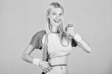 İnce yapılı aşağı çalışıyor. Fitness başarı. Yaz cesedi hazırlayın. Fitness sonuç. Kalori yakmak fitness egzersiz. Kilo kaybı. Fitness ve sağlık. Kız ince bel mükemmel belly ve şerit metre