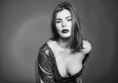 Meme memeleri. Glamour elbise seksi kadın. Kırmızı dudaklar ve büyük göğüsler ile şehvetli kız. Erotik oyun Temptation. Aşk ve romantizm. Seksi kadının seksi dudakları. Güzellik ve moda. Seksi gerçeklik