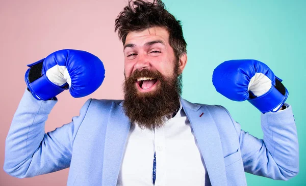 Yo soy el campeón. Hombre barbudo en posición de boxeo. Luchando por el éxito en el deporte y los negocios. Empresario en ropa formal y guantes de boxeo. El deporte mejora sus habilidades de liderazgo. Fuerte y poderoso — Foto de Stock