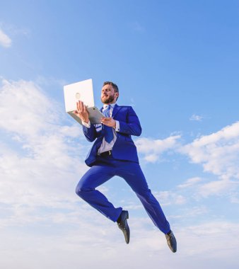 İlahi Yöneticisi. İşadamı resmi takım fly Air dizüstü mavi gökyüzü arka plan ile. Göksel çevrimiçi destek. Mükemmel internet sağlayıcı kalite bağlantı kurma yükseltmek. İşadamı uçup gökte melek