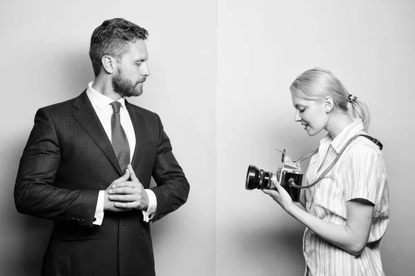 Fotograf s foto úspěšný podnikatel. Pojem paparazzi. Focení pro časopis podnikání. Pohledný podnikatel představuje fotoaparát. Dobrá trefa. Slávu a úspěch. Podnikatel si Hvězdné chvíle — Stock fotografie