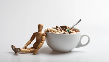 Bardak tam hap ve tabletler yakın ahşap insan Dummy. Vitamin Kokteyli. Sağlık problemi. Bağışıklık bakımı ve tıp vitaminleri. Hızlı tedavi. İlaçları karıştırma. Tıp kavramını al. İlaçlar dozu