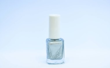 Oje şişe parlak renk. Manikür salonu. Güzellik ve bakım konsepti. Tırnak cilası beyaz arka plan. Tırnak cilası kaplamasının dayanıklılık ve kalitesi. Jel Lehçe modern teknoloji. Renk pick